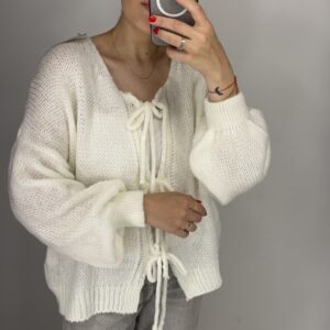 Baltos spalvos megztinis su vilna