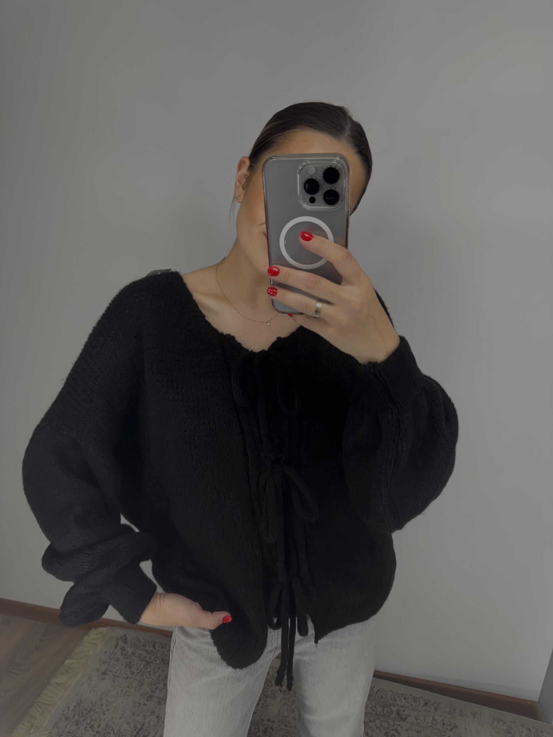 Juodos spalvos megztinis su vilna - Image 3