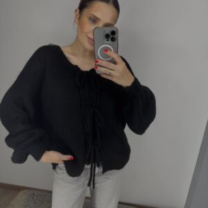 Juodos spalvos megztinis su vilna