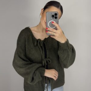 Tamsiai žalios spalvos megztinis su vilna