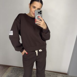 Rudos spalvos laisvalaikio kostiumėlis