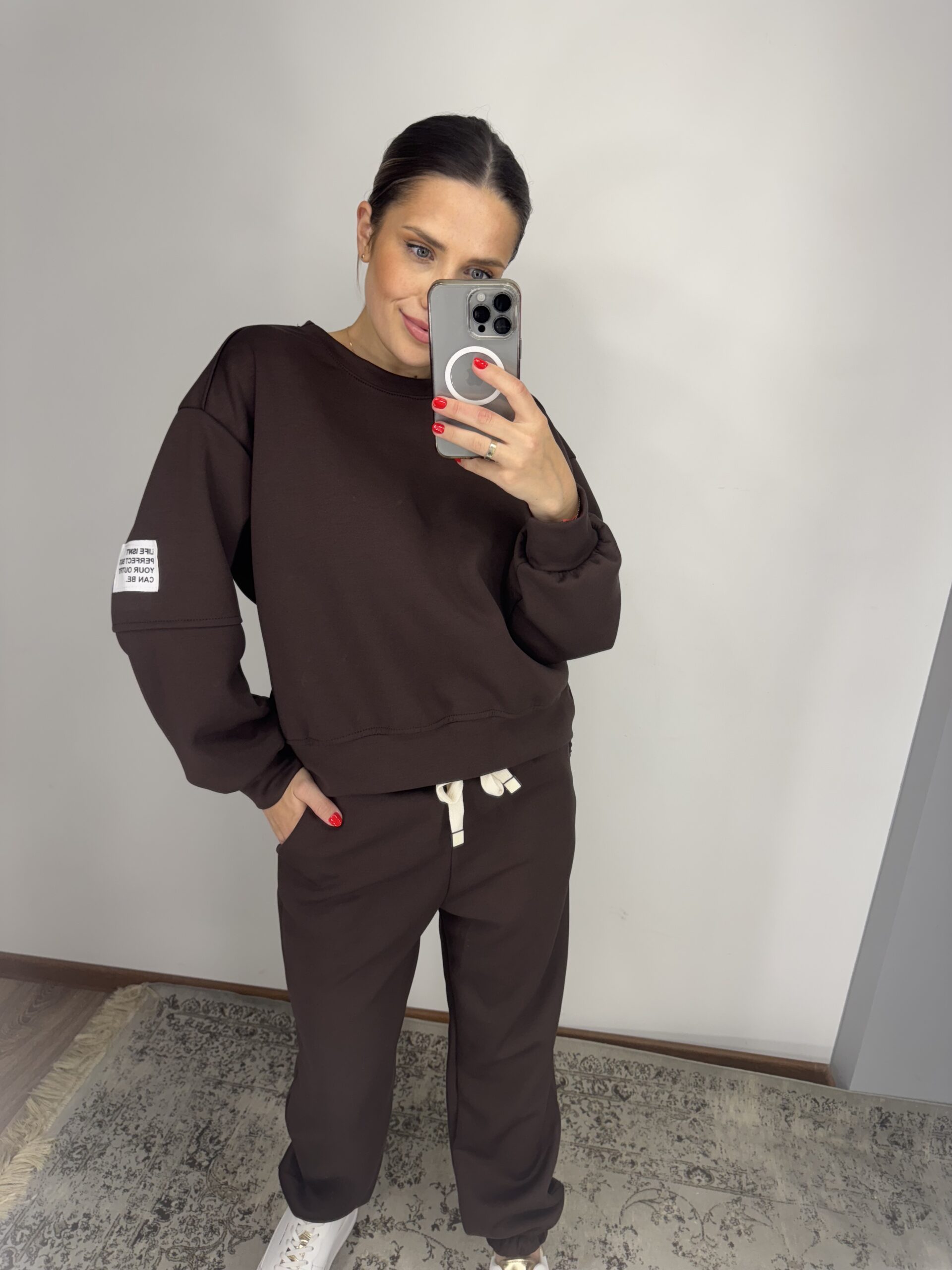 Rudos spalvos laisvalaikio kostiumėlis