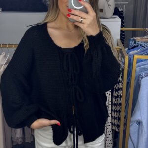 Juodos spalvos megztinis su vilna