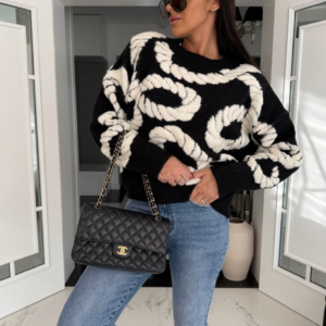 Juodos spalvos megztinis