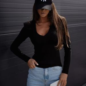 Juoda basic palaidinė su pakietintais pečiais