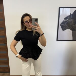 Juoda Vanessa Scott palaidinė