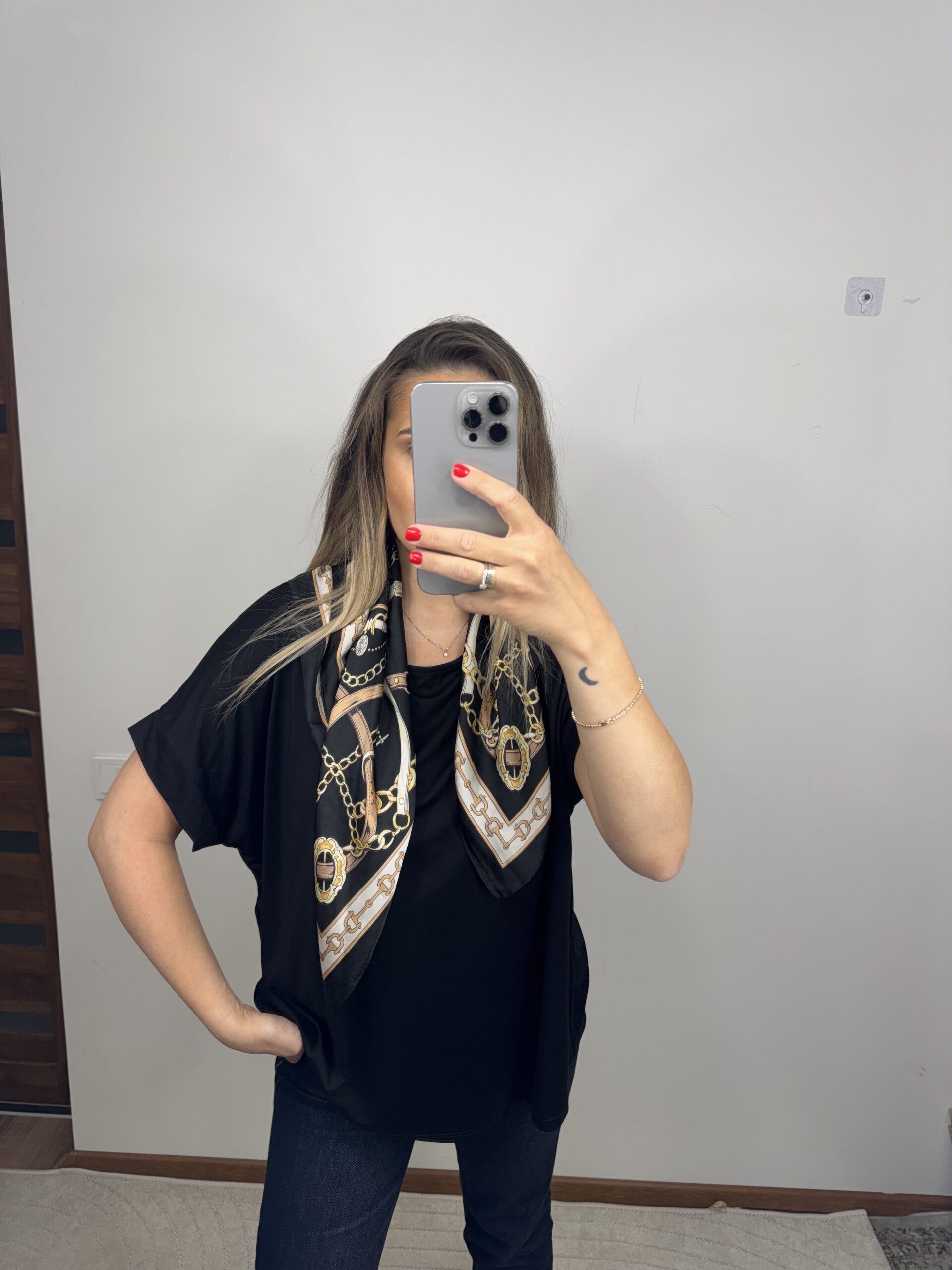Juoda palaidinė su skarele - Image 2